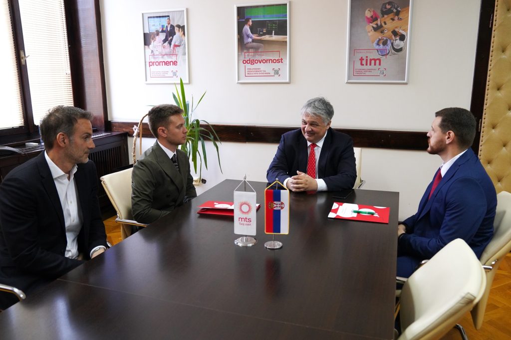 Generalni direktor Telekoma Srbija Vladimir Lučić u razgovoru sa stipendistima kompanije