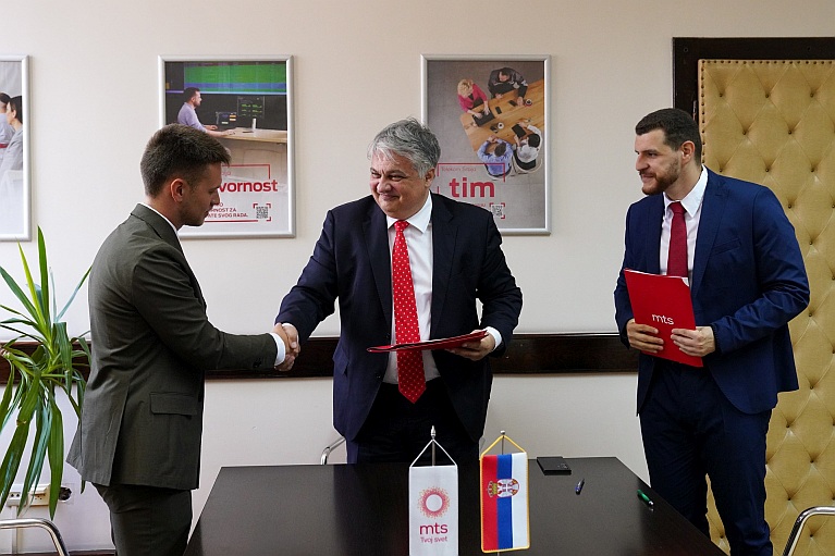 Generalni direktor Telekoma Srbija Vladimir Lučić čestica dvojici studenata na stipendijama za Koledž Evropa