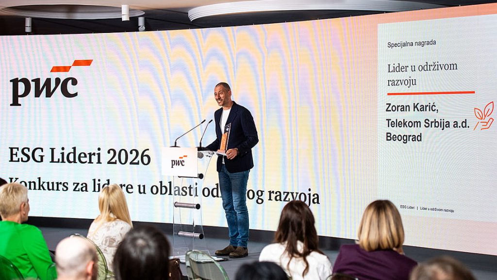 Zoran Karić iz Telekoma Srbija prima priznanje Lider u održivom razvoju na konkursu ESG Lideri 2026